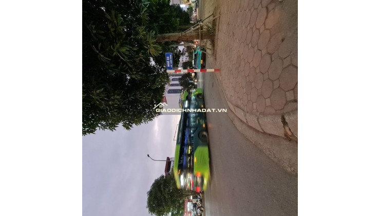 Đất đầu tư trung tâm Gia Lâm. Phố kinh doanh gần Học viện. 66m2. Lh 0989894845